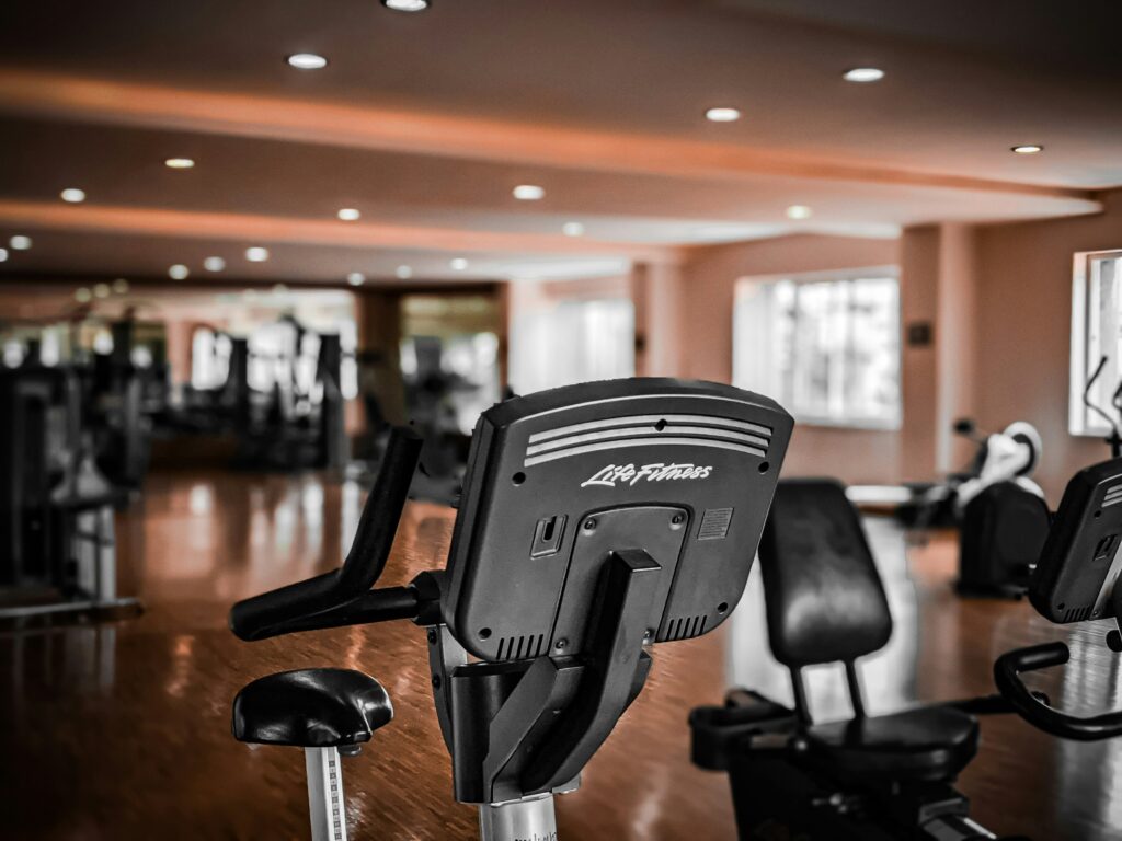 Ett gym med träningsmaskiner, där en motionscykel står i fokus