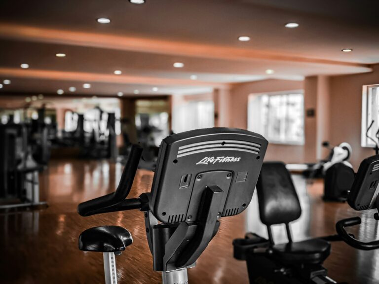 Doftmarknadsföring. Ett gym med träningsmaskiner, där en motionscykel står i fokus